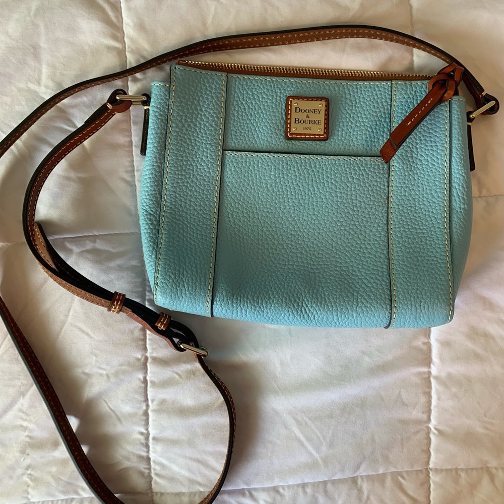 Like new Dooney & Bourke crossbody purse